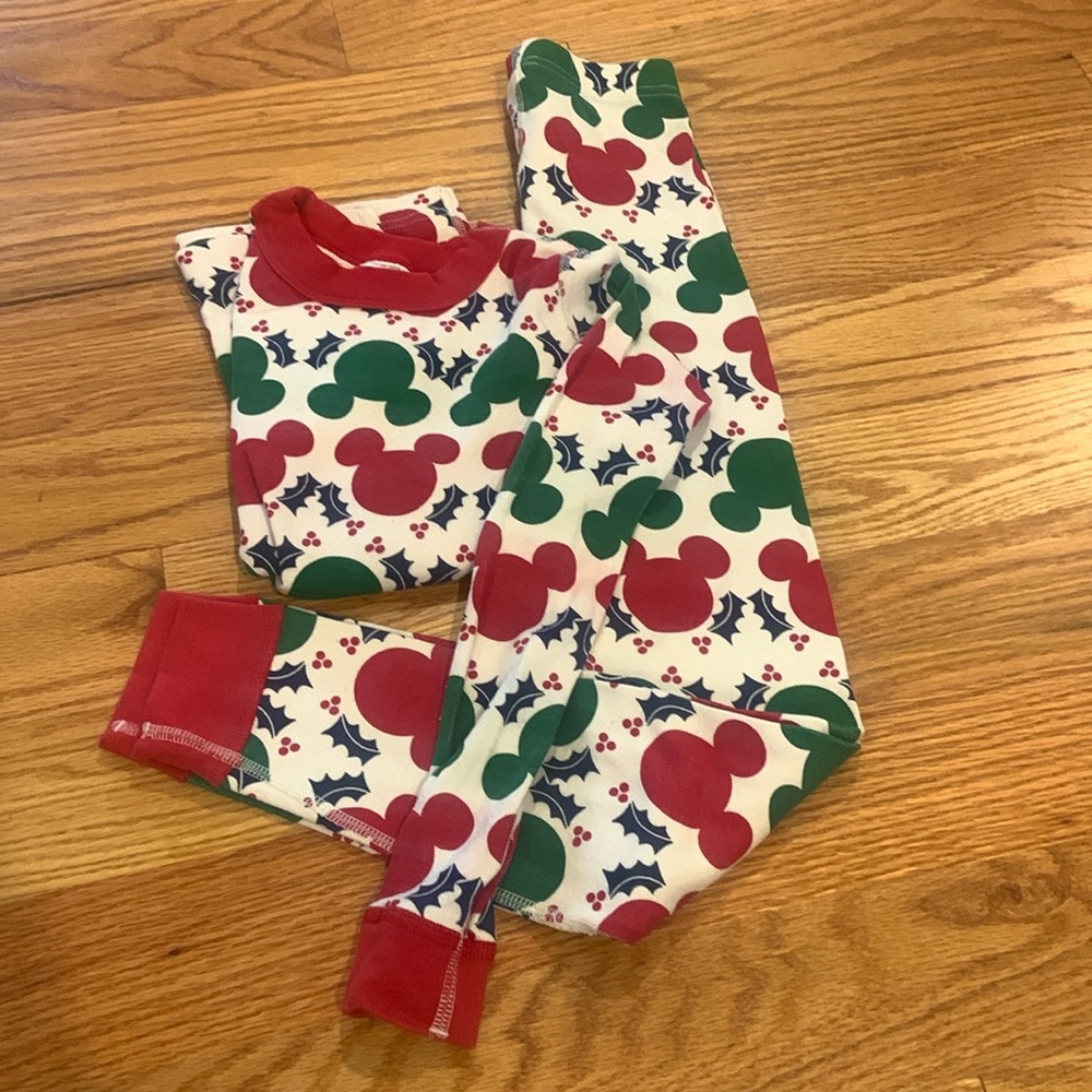 Hanna Andersson Christmas Disney Pajamas. US size 8. Cotton. Green and red.